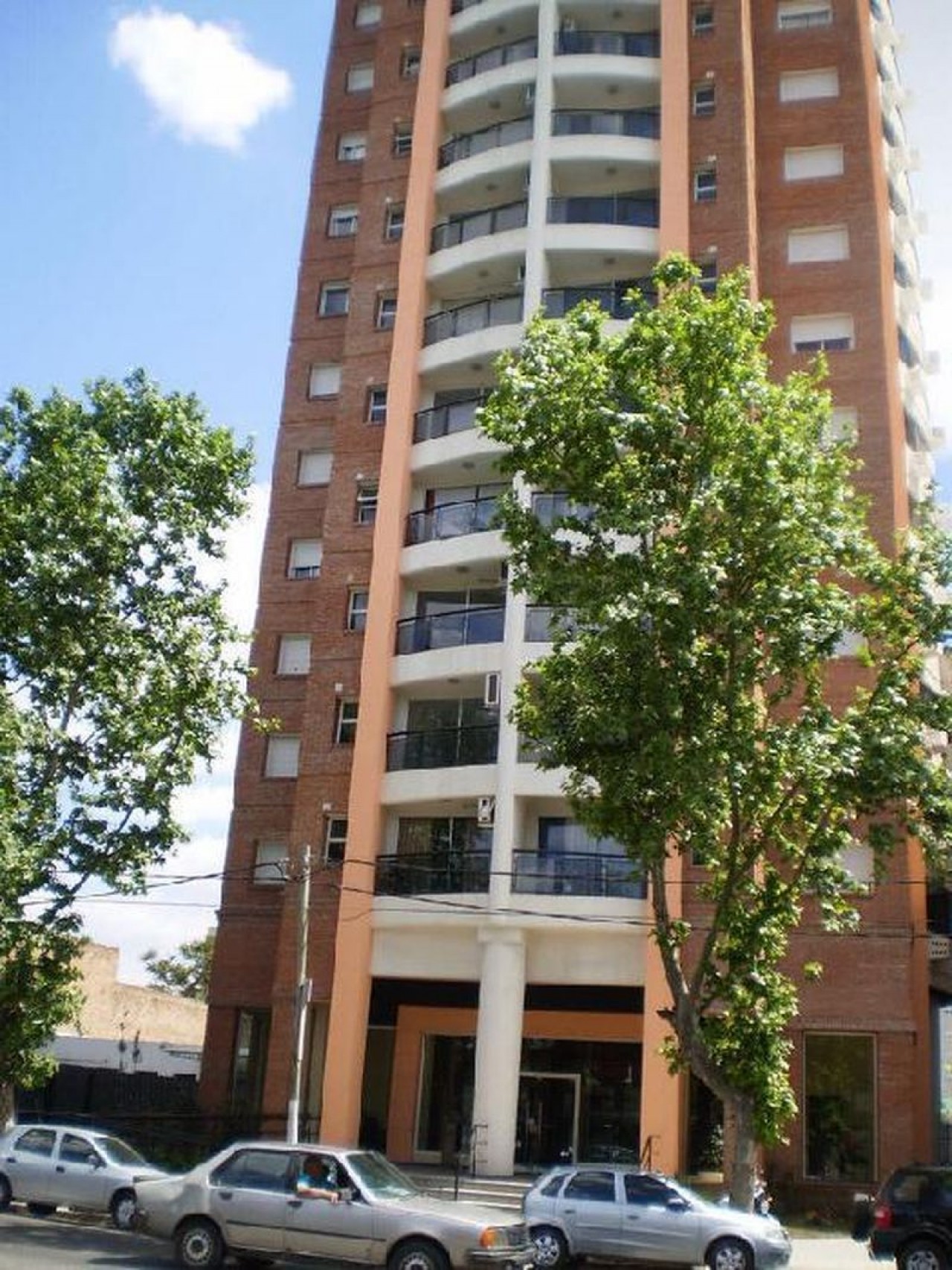 DEPARTAMENTO DE DOS AMBIENTES - EDIFICIO BARCELONA V.    CON COCHERA